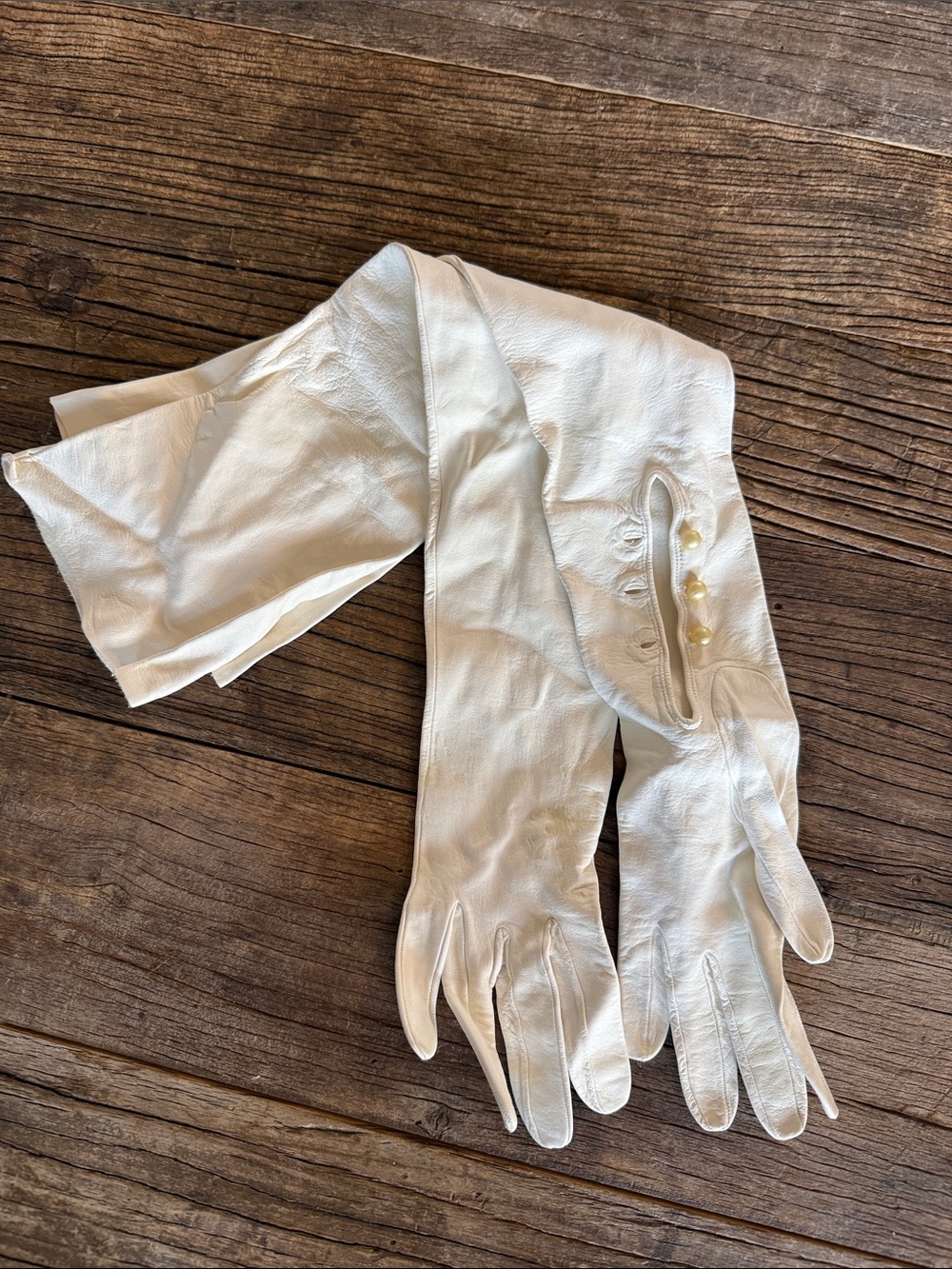 Soft leather vintage long sleeve opera gloves with sweet pearl buttons